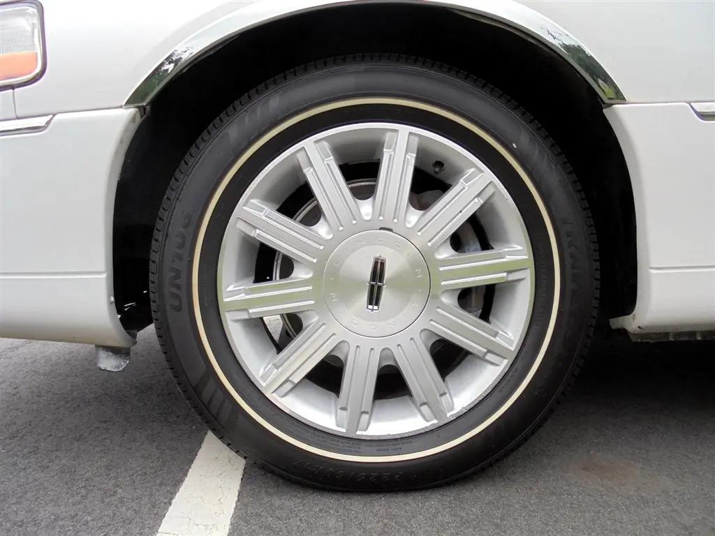 used 2011 Lincoln Town Car car, priced at $9,995