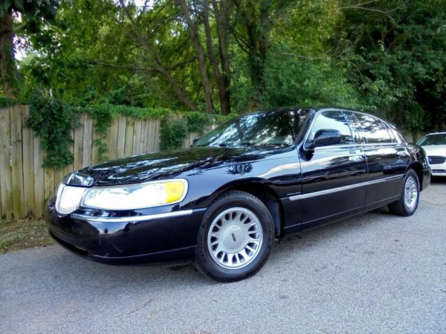used 2001 Lincoln Town Car car, priced at $9,995