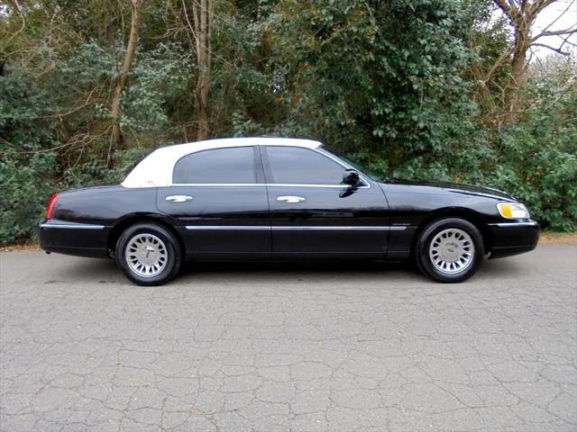 used 2002 Lincoln Town Car car, priced at $8,995