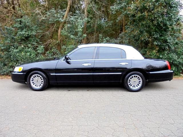 used 2002 Lincoln Town Car car, priced at $8,995