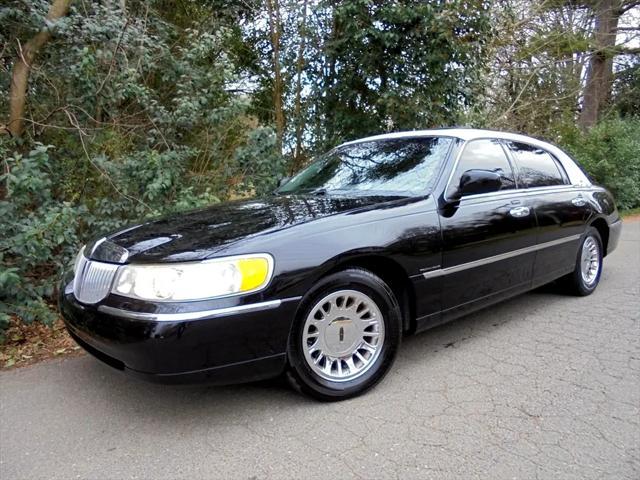 used 2002 Lincoln Town Car car, priced at $8,995