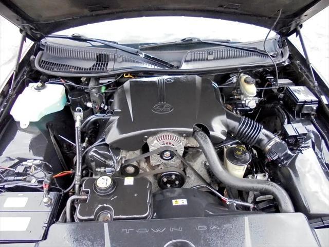 used 2002 Lincoln Town Car car, priced at $8,995