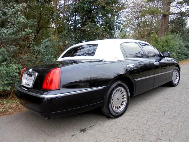 used 2002 Lincoln Town Car car, priced at $8,995