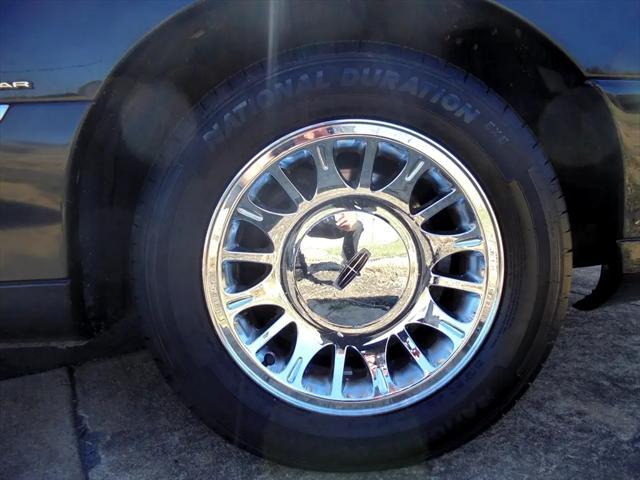 used 2002 Lincoln Town Car car, priced at $8,995