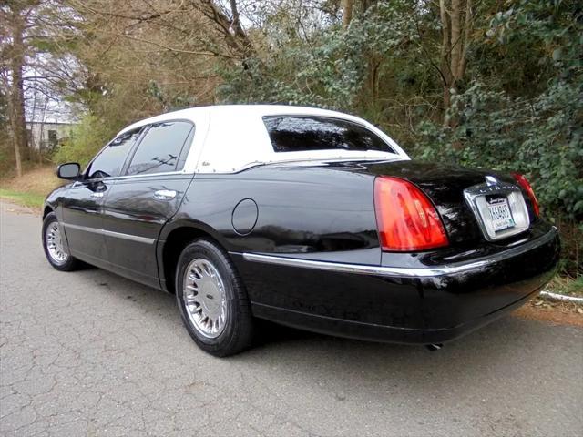 used 2002 Lincoln Town Car car, priced at $8,995