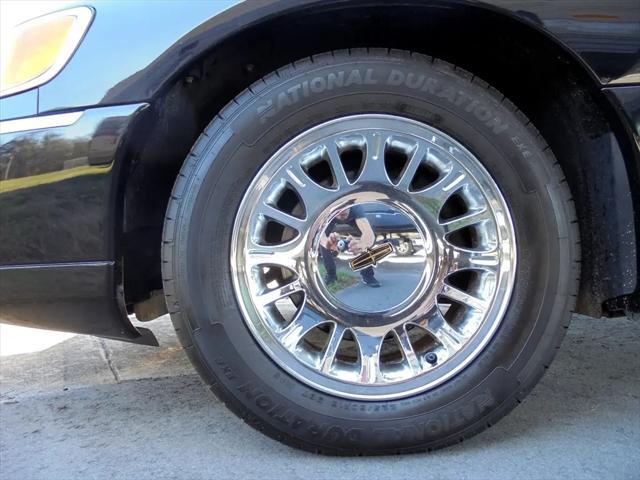 used 2002 Lincoln Town Car car, priced at $8,995