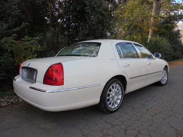 used 2007 Lincoln Town Car car, priced at $9,995