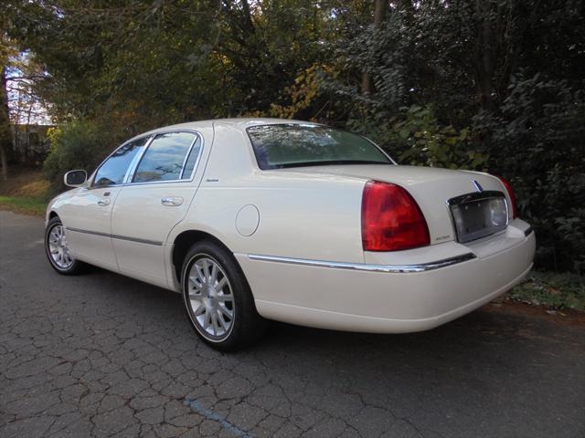 used 2007 Lincoln Town Car car, priced at $9,995