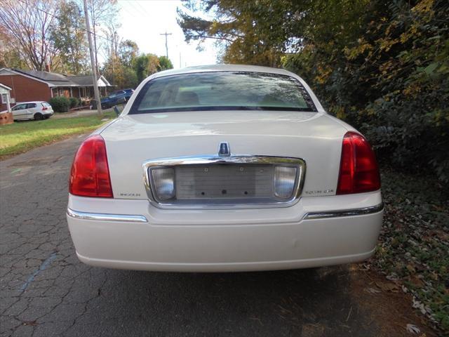 used 2007 Lincoln Town Car car, priced at $9,995