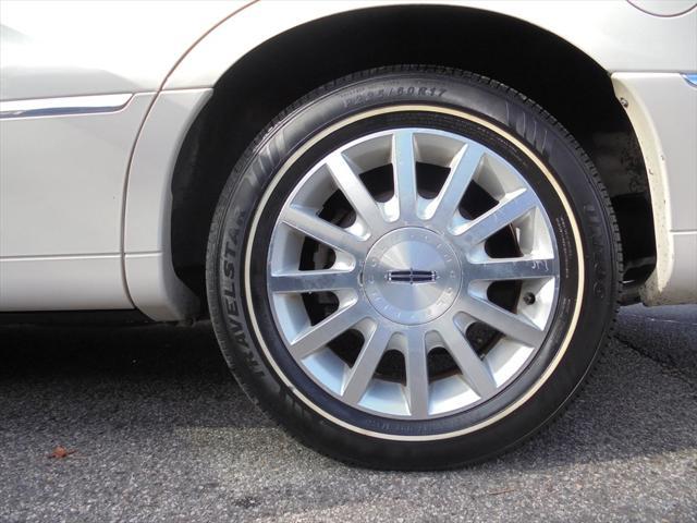 used 2007 Lincoln Town Car car, priced at $9,995