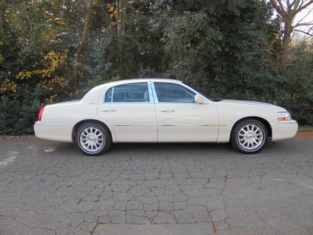 used 2007 Lincoln Town Car car, priced at $9,995