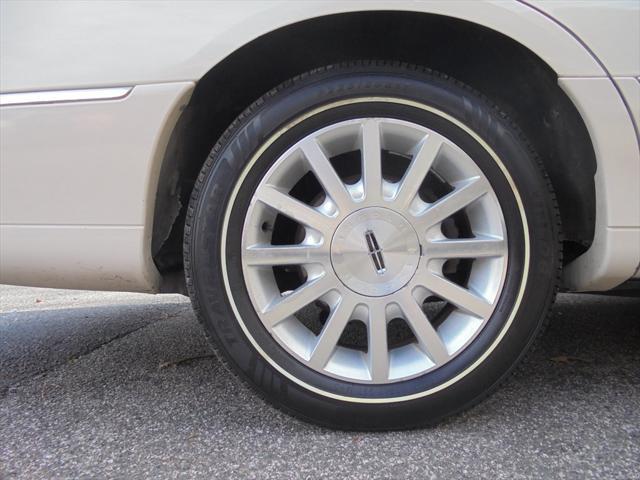 used 2007 Lincoln Town Car car, priced at $9,995