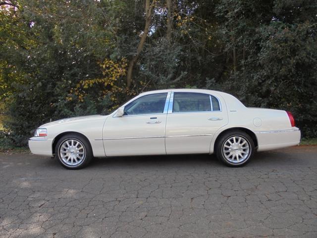 used 2007 Lincoln Town Car car, priced at $9,995