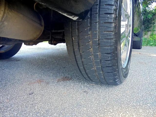 used 2009 Chevrolet Avalanche car, priced at $13,995