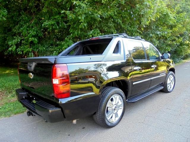 used 2009 Chevrolet Avalanche car, priced at $13,995