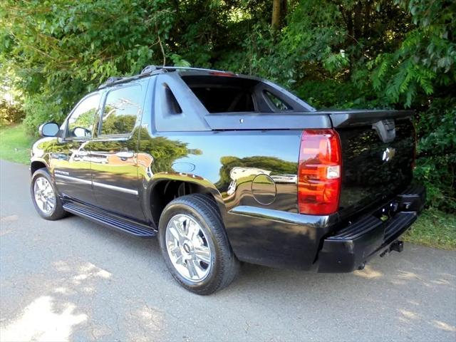 used 2009 Chevrolet Avalanche car, priced at $13,995