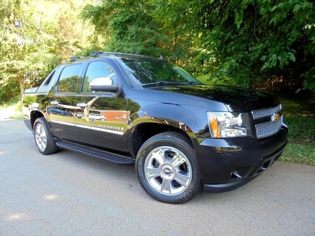 used 2009 Chevrolet Avalanche car, priced at $13,995