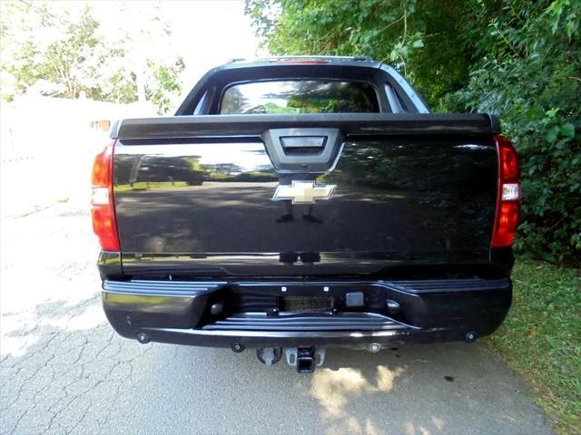 used 2009 Chevrolet Avalanche car, priced at $13,995