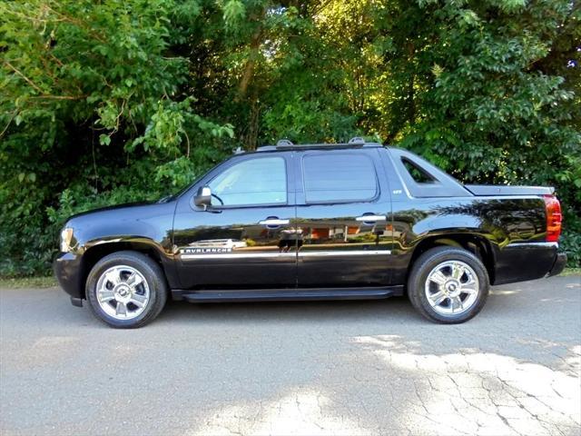 used 2009 Chevrolet Avalanche car, priced at $13,995