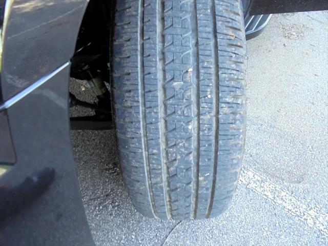 used 2009 Chevrolet Avalanche car, priced at $13,995