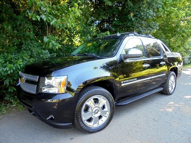 used 2009 Chevrolet Avalanche car, priced at $13,995