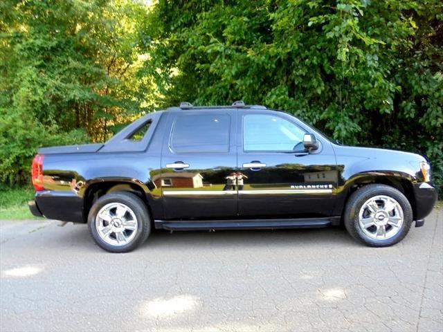 used 2009 Chevrolet Avalanche car, priced at $13,995