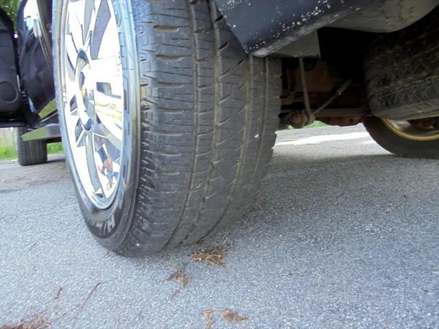 used 2009 Chevrolet Avalanche car, priced at $13,995