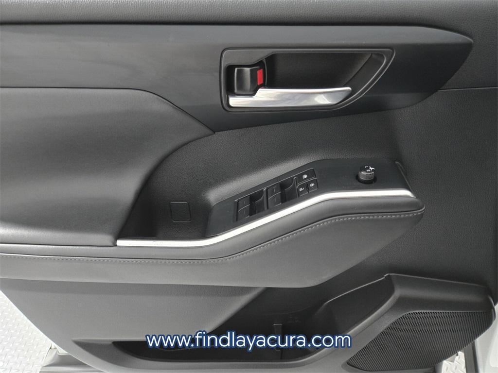 used 2022 Toyota Highlander car, priced at $35,177