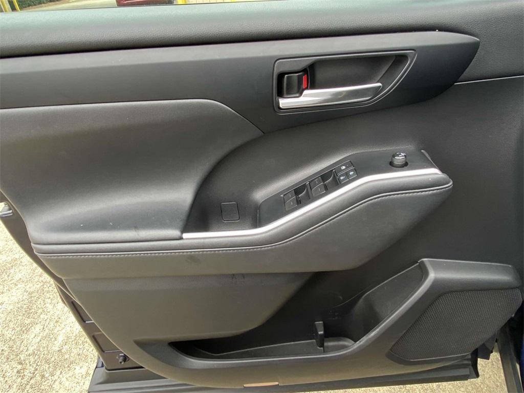 used 2021 Toyota Highlander car, priced at $28,555