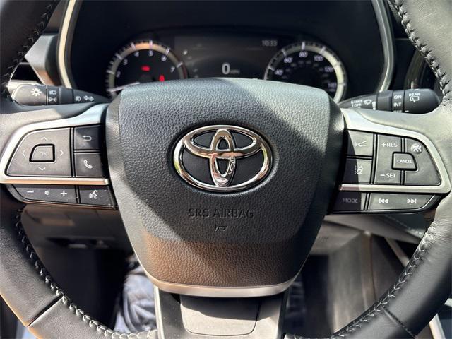 used 2023 Toyota Highlander car, priced at $39,900