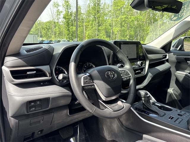 used 2023 Toyota Highlander car, priced at $39,900