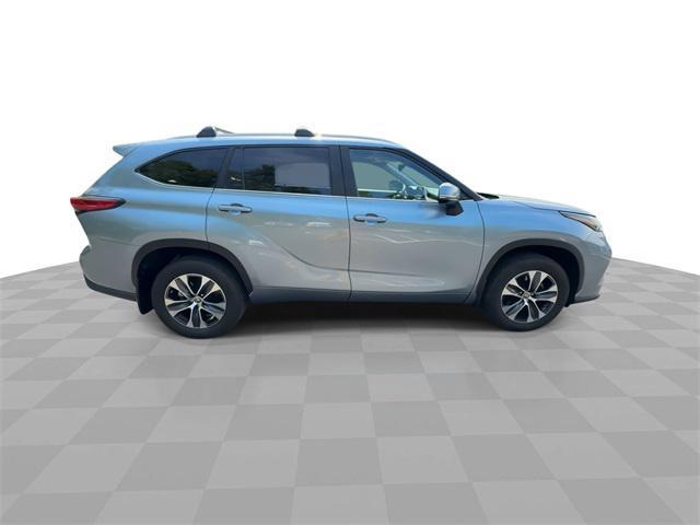 used 2023 Toyota Highlander car, priced at $39,900
