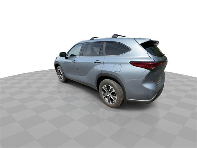 used 2023 Toyota Highlander car, priced at $39,900