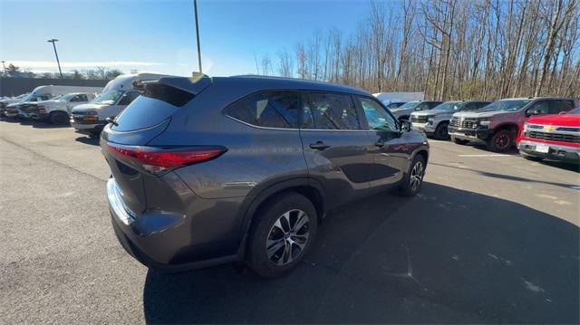 used 2022 Toyota Highlander car, priced at $35,568