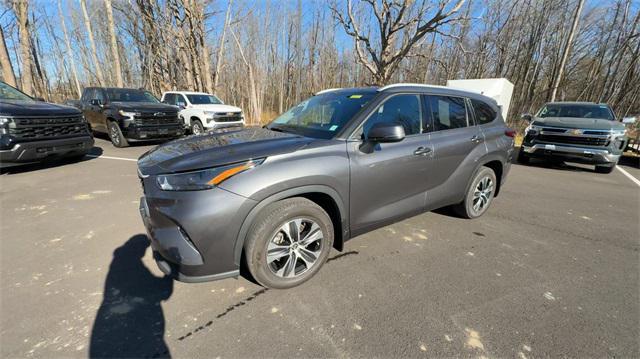 used 2022 Toyota Highlander car, priced at $35,568