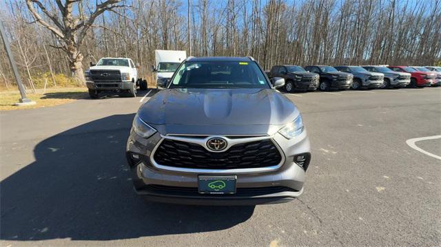 used 2022 Toyota Highlander car, priced at $35,568