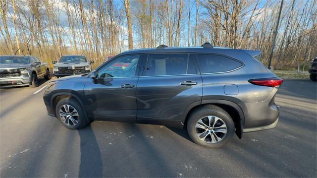 used 2021 Toyota Highlander car, priced at $34,500