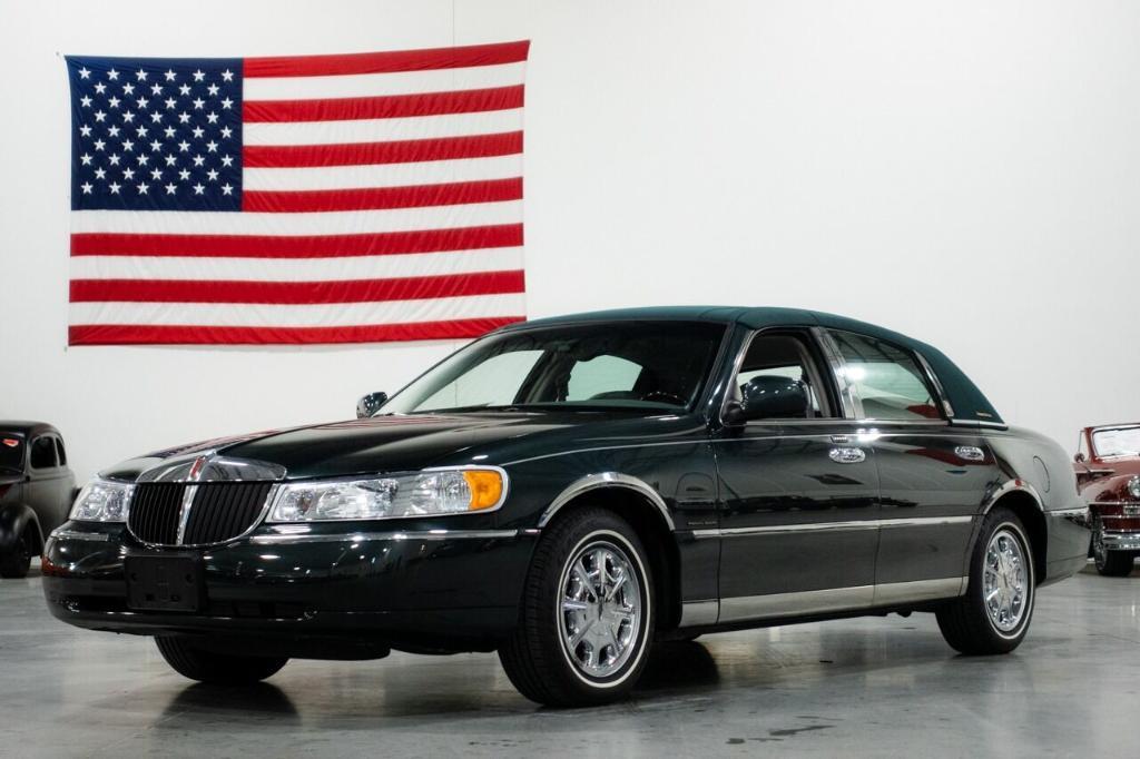 used 2002 Lincoln Town Car car, priced at $23,900