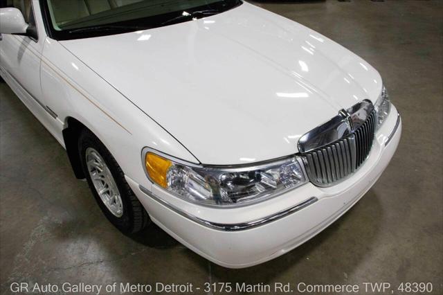 used 1998 Lincoln Town Car car, priced at $8,900