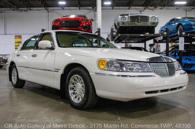 used 1998 Lincoln Town Car car, priced at $8,900