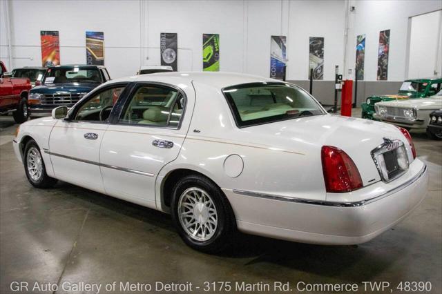 used 1998 Lincoln Town Car car, priced at $8,900