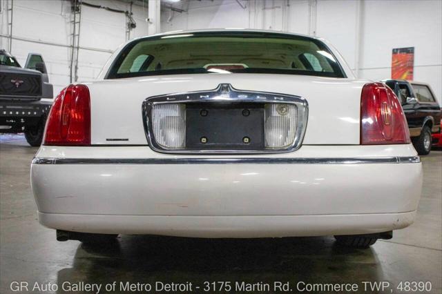 used 1998 Lincoln Town Car car, priced at $8,900