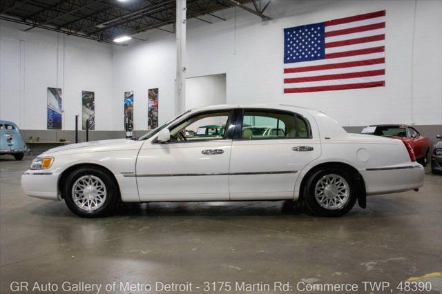 used 1998 Lincoln Town Car car, priced at $8,900