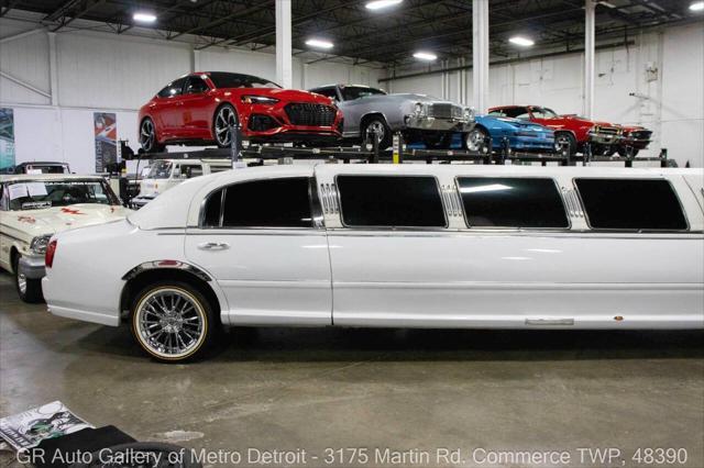 used 2003 Lincoln Town Car car, priced at $23,900