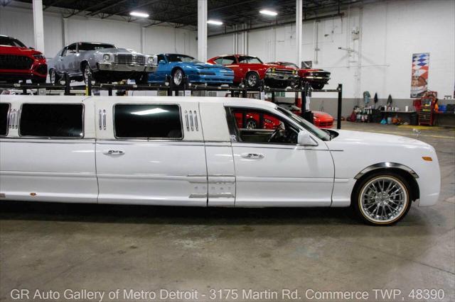 used 2003 Lincoln Town Car car, priced at $23,900