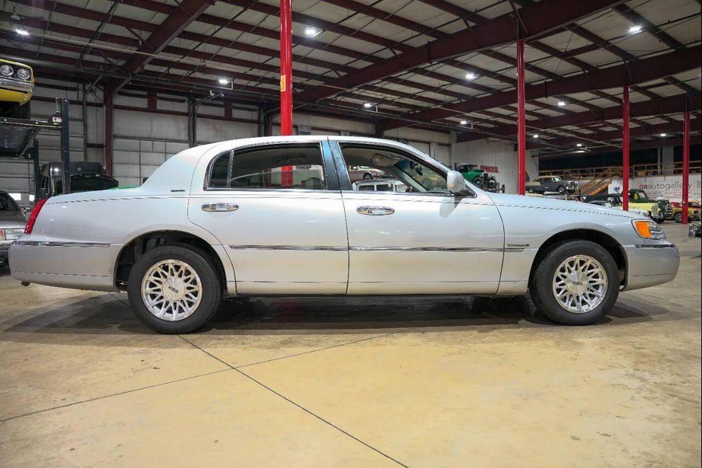 used 1998 Lincoln Town Car car, priced at $5,900