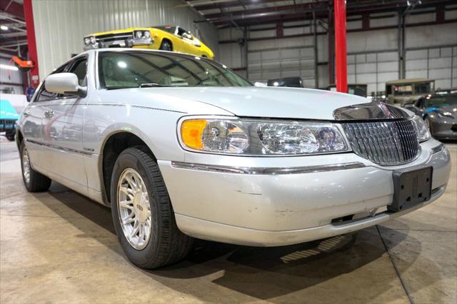 used 1998 Lincoln Town Car car, priced at $6,400