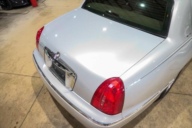 used 1998 Lincoln Town Car car, priced at $6,400
