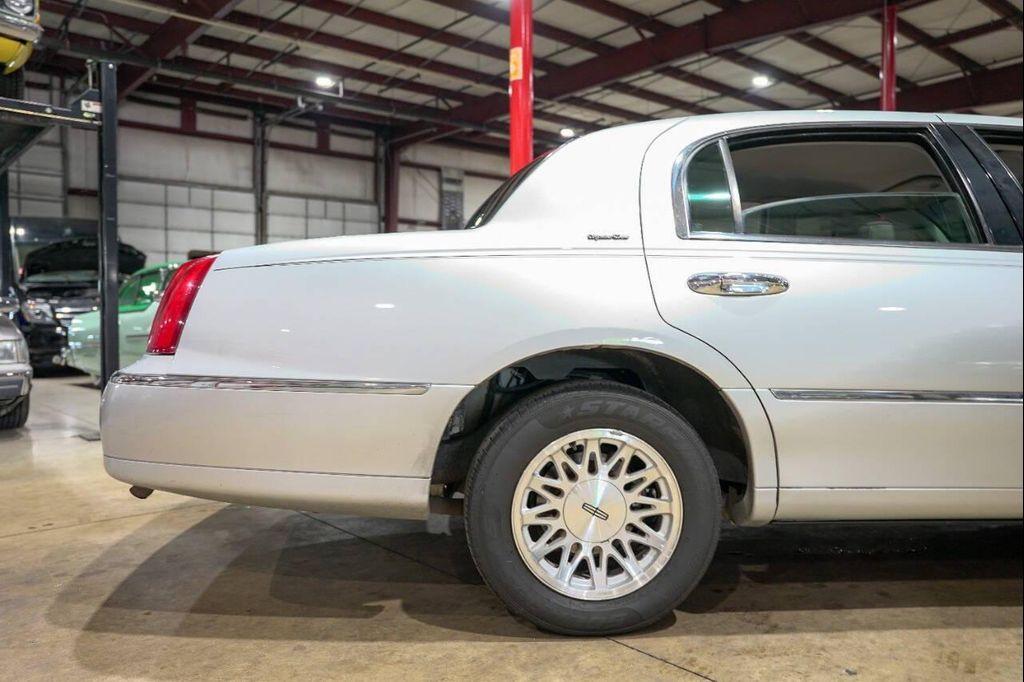 used 1998 Lincoln Town Car car, priced at $5,900