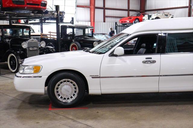 used 2001 Lincoln Town Car car, priced at $11,900